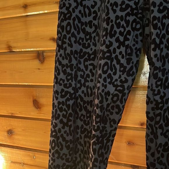 Echt black/grey velvet leopard print active leggings - Picture 3 of 11